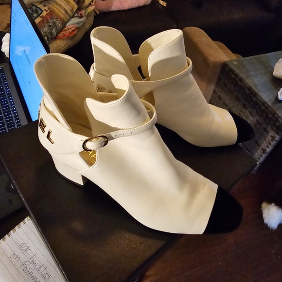 Chanel Ankle Boot Ivory/Black worn once 1575 new. 2022 year - Picture 12 of 16
